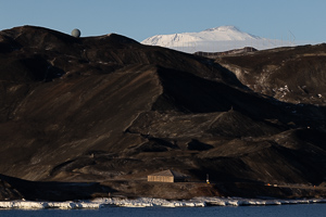 Discovery Hut mit Arrival Heights im Abendlicht