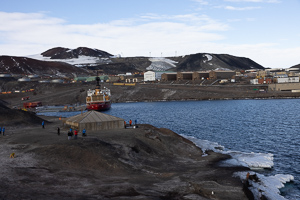 McMurdo-Station mit Discovery Hut im Vordergrund