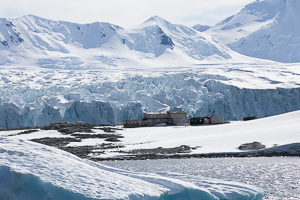 Stonington Island, dahinter der Northeast-Gletscher