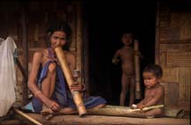 tnLaosBolavenBanKokPhangFraumitKindern01